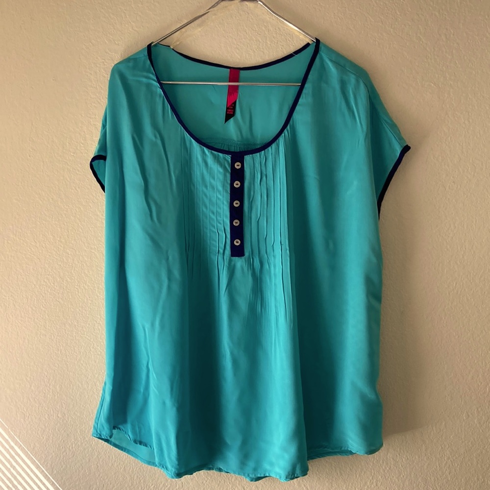 Pure Energy Women’s silky Smocked Top trimmed in Navy Sz 2x